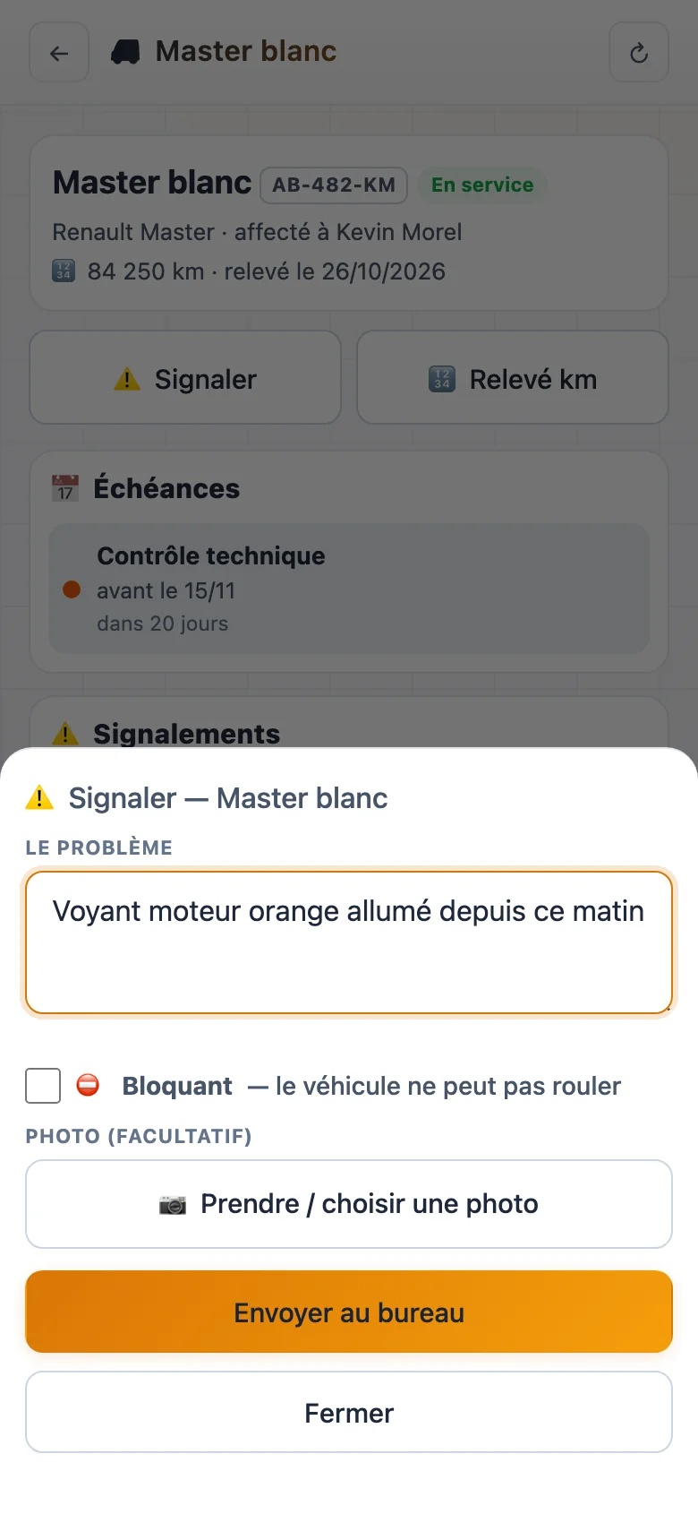 Un salarié signale un voyant allumé sur son véhicule